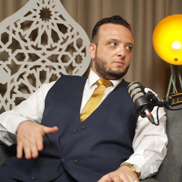 Invité en gilet s’exprimant pendant l’enregistrement d’un podcast
