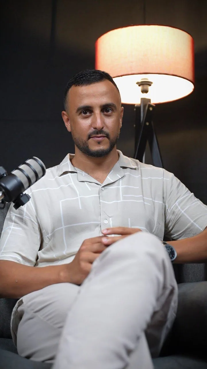 Invité assis dans un studio de podcast à côté d’un micro