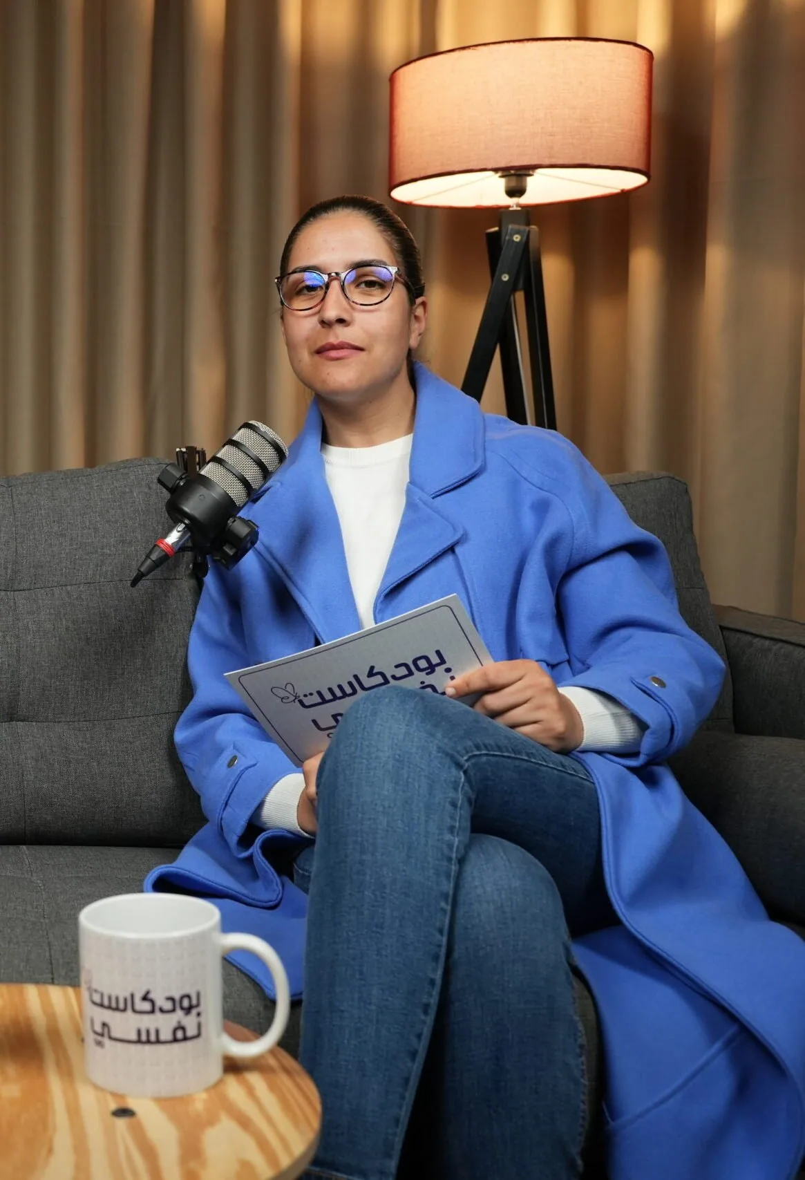 Animateur de podcast tenant ses notes sur un plateau