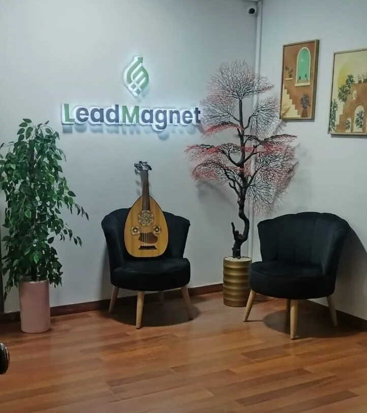 Espace d’accueil des bureaux LeadMagnet avec le logo lumineux au mur