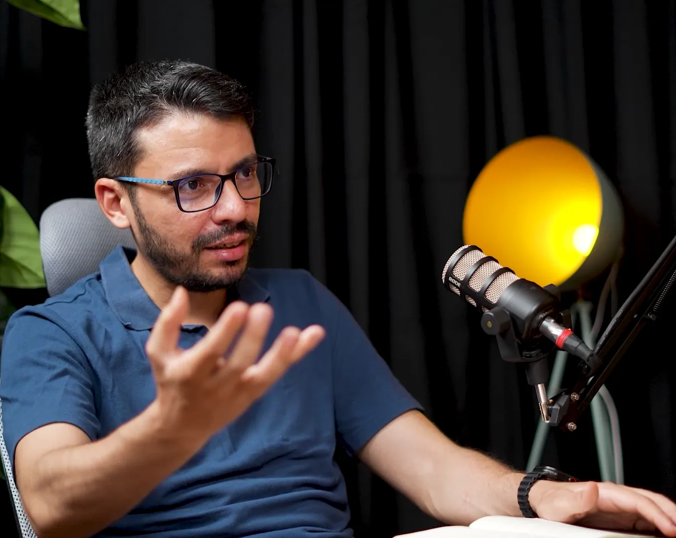 Invité gesticulant en parlant pendant l’enregistrement d’un podcast