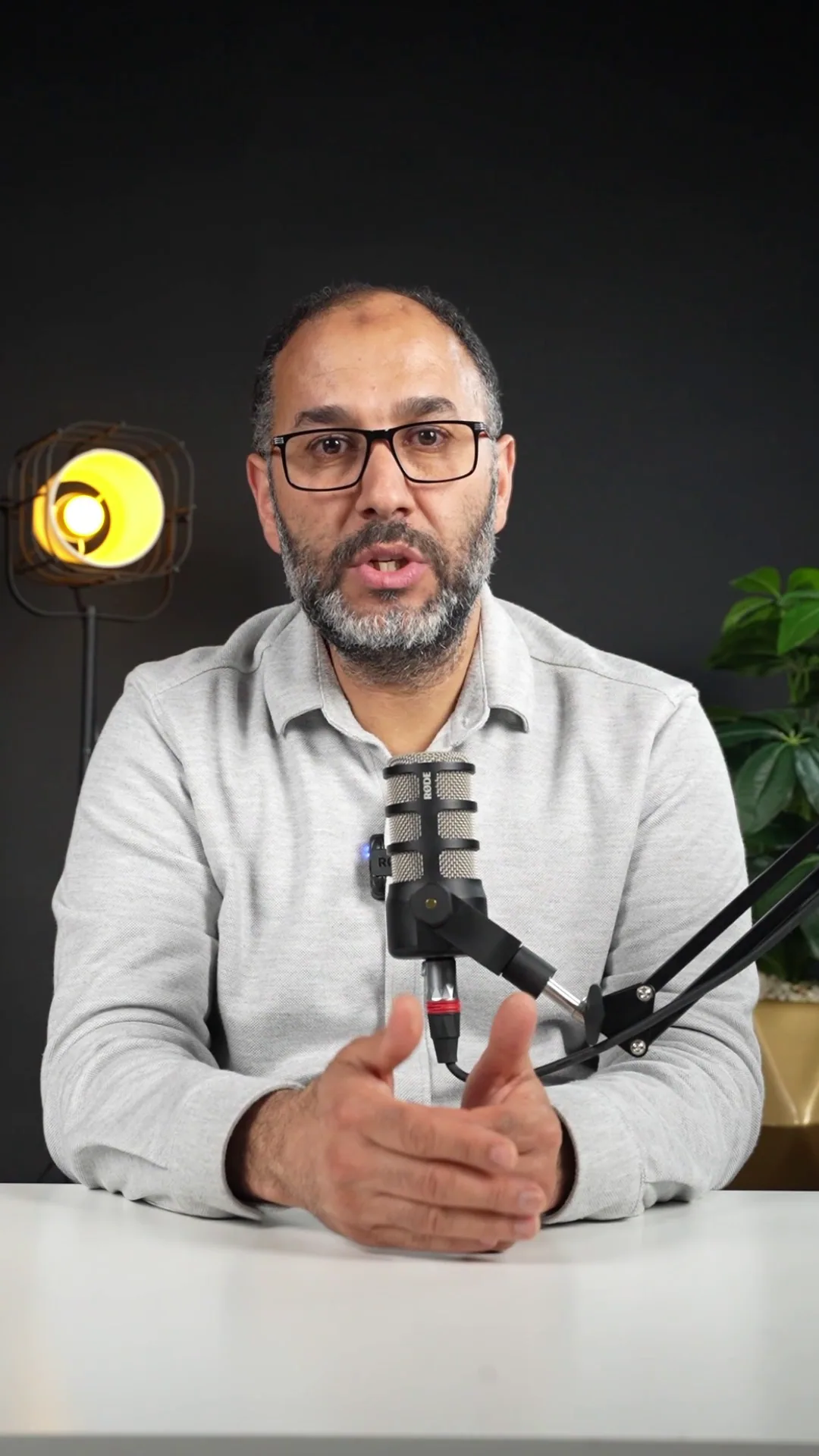 Médecin s’adressant à la caméra avec un micro de bureau
