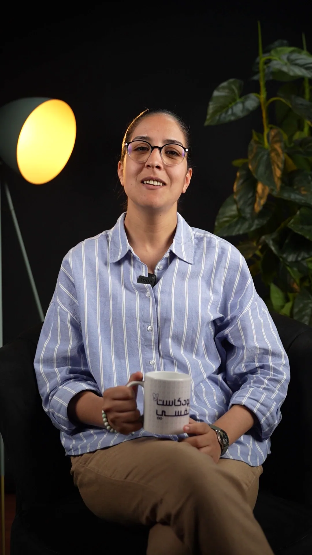 Intervenant tenant une tasse pendant un tournage en studio