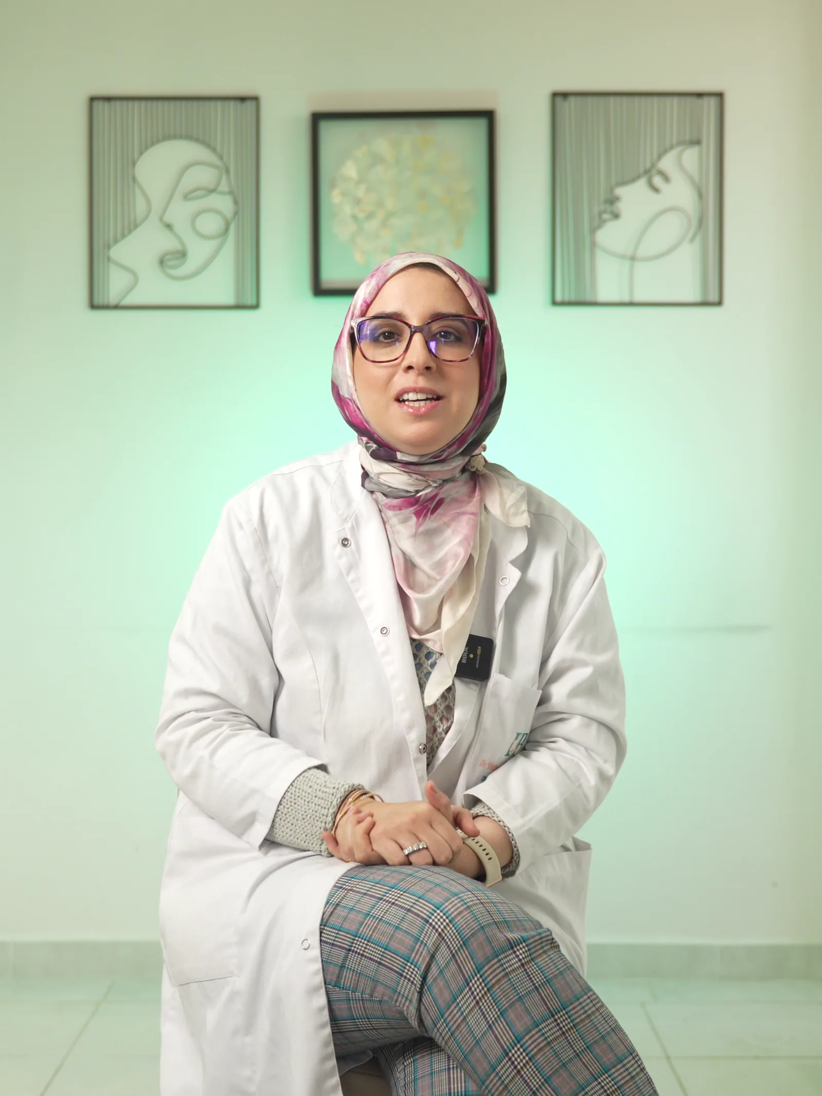 Professionnel de santé en blouse blanche enregistrant une vidéo pédagogique