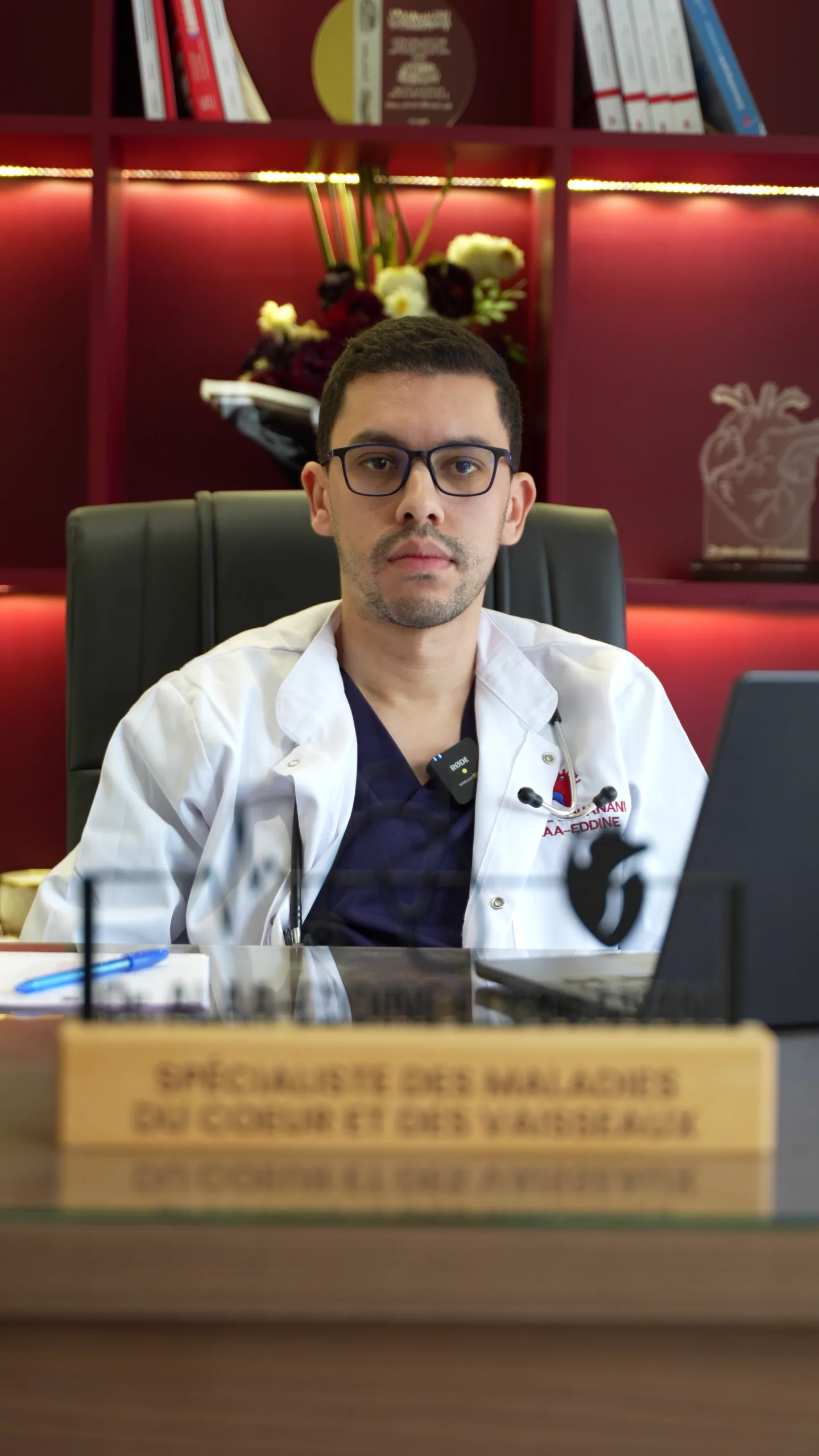 Cardiologue s’exprimant à son bureau pendant un tournage vidéo
