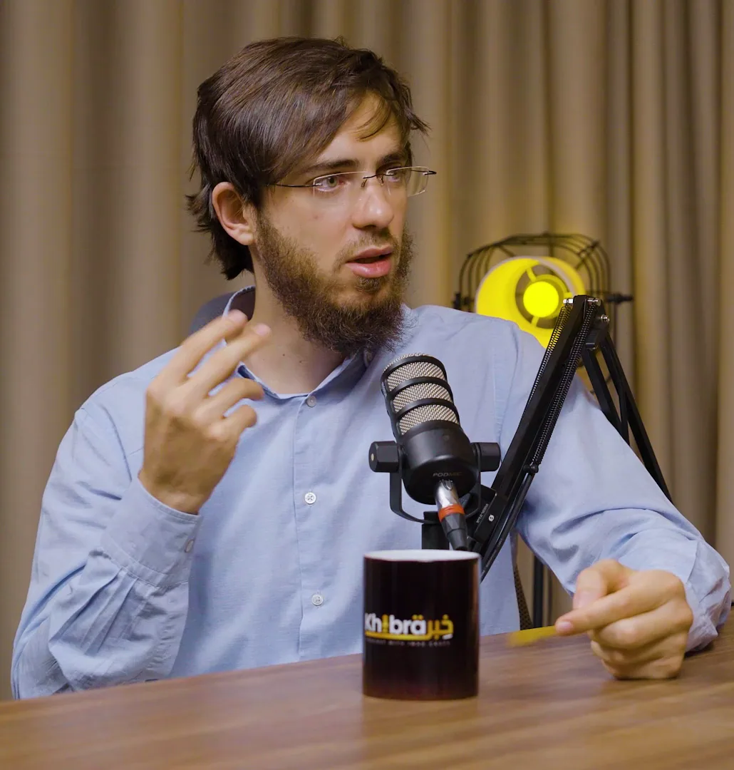 Invité de podcast parlant au micro dans un studio